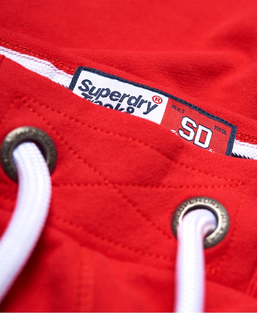 Спортивные шорты Superdry.